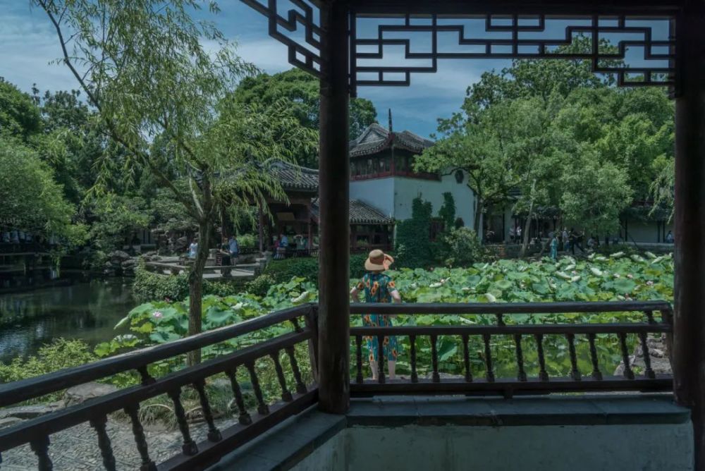 荷风四面亭看香洲芙蓉榭七律偷闲半日拙园走庭院幽深