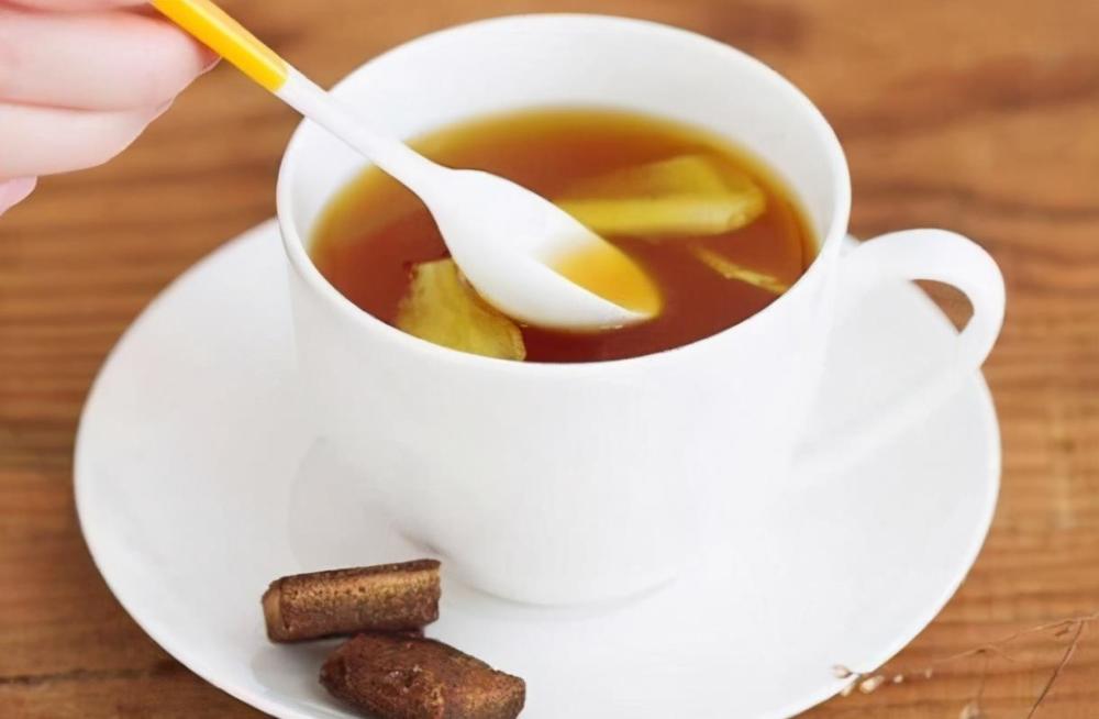 生姜和茶叶泡水喝作用真的太厉害了男人和女人都用得到