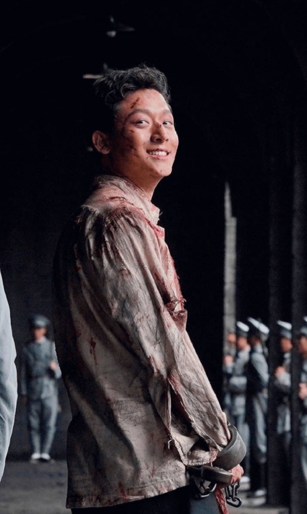 在不幸被捕后,他以钢铁般的意志,严守党的机密,宁死不屈