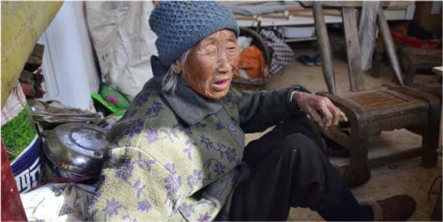 86岁大娘"四条腿"行走,儿子用泥糊旧砖盖房,尿桶擀面桌挤一屋