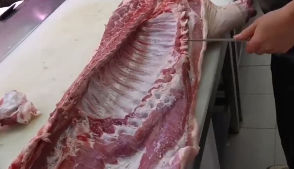 河北一男子分割一扇白条猪仅用2分钟,刀法娴熟精准让人赏心悦目