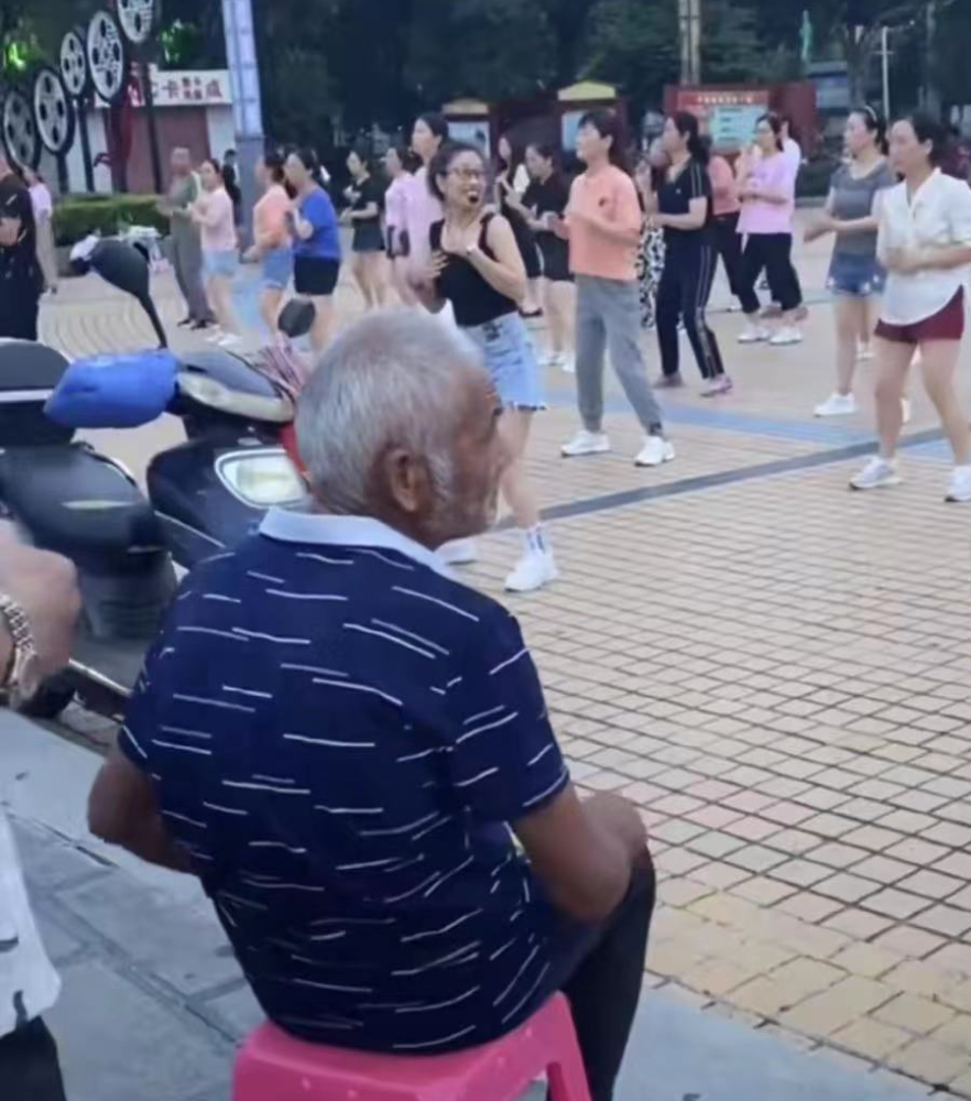 河南信阳大爷带板凳前排看跳广场舞走红网友男人至死是少年
