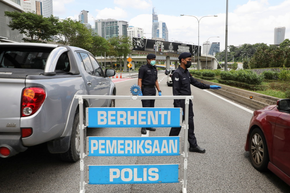 7月3日,警察在马来西亚吉隆坡街头设卡检查出行人员 新华社/路透