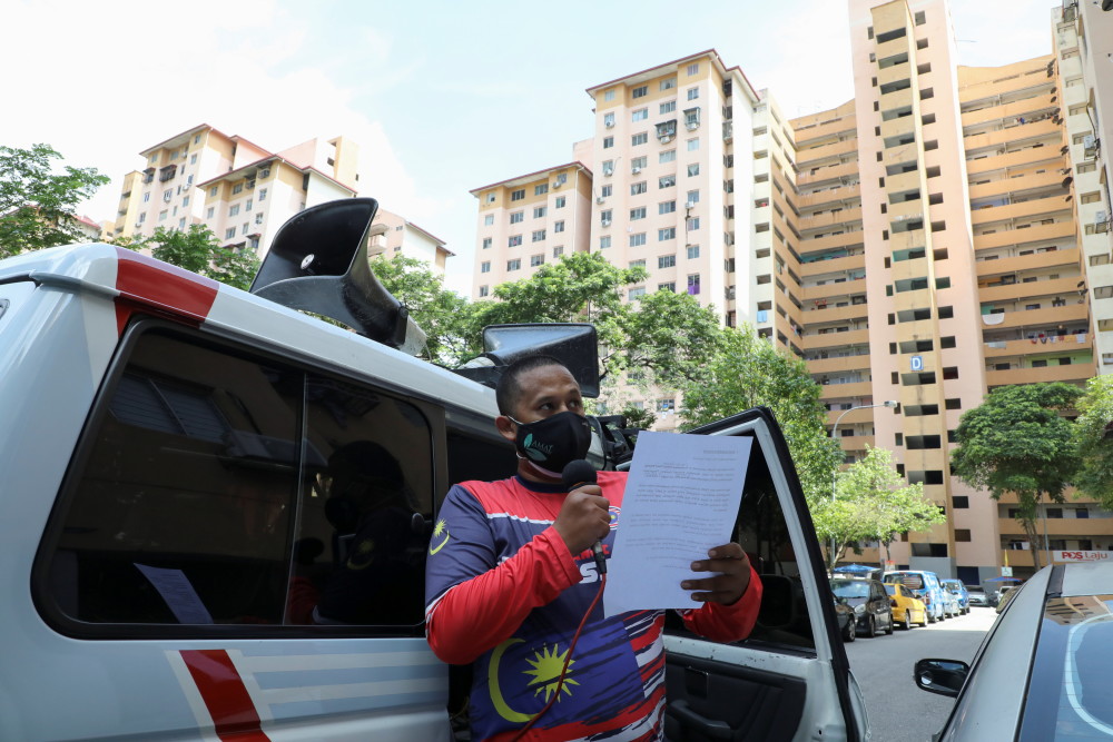 7月3日,警察在马来西亚吉隆坡街头设卡检查过往车辆.