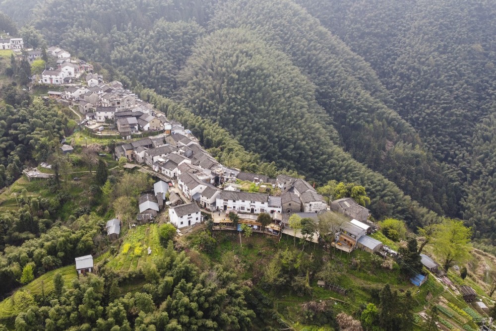 俗话说"造屋不造山脊首",这座村庄为何偏建在险峻的山脊上?