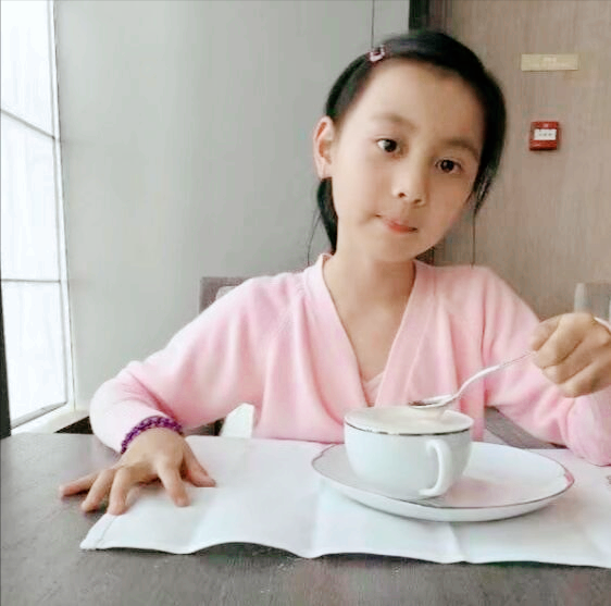 据悉,林生斌的女儿林臻娅从小聪明伶俐,而且遗传了爸妈的好基因,颜值