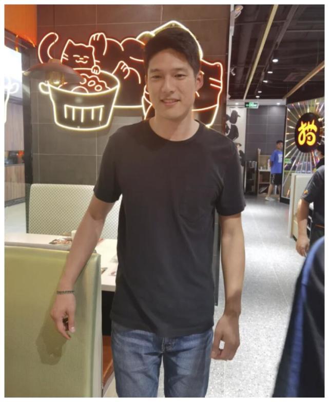 吴永恩巡店被偶遇与美女合影手放身后不敢动聊到王子文语气撒娇