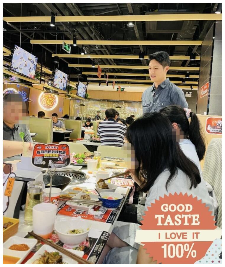 吴永恩巡店被偶遇,与美女合影手放身后不敢动,聊到王子文语气撒娇