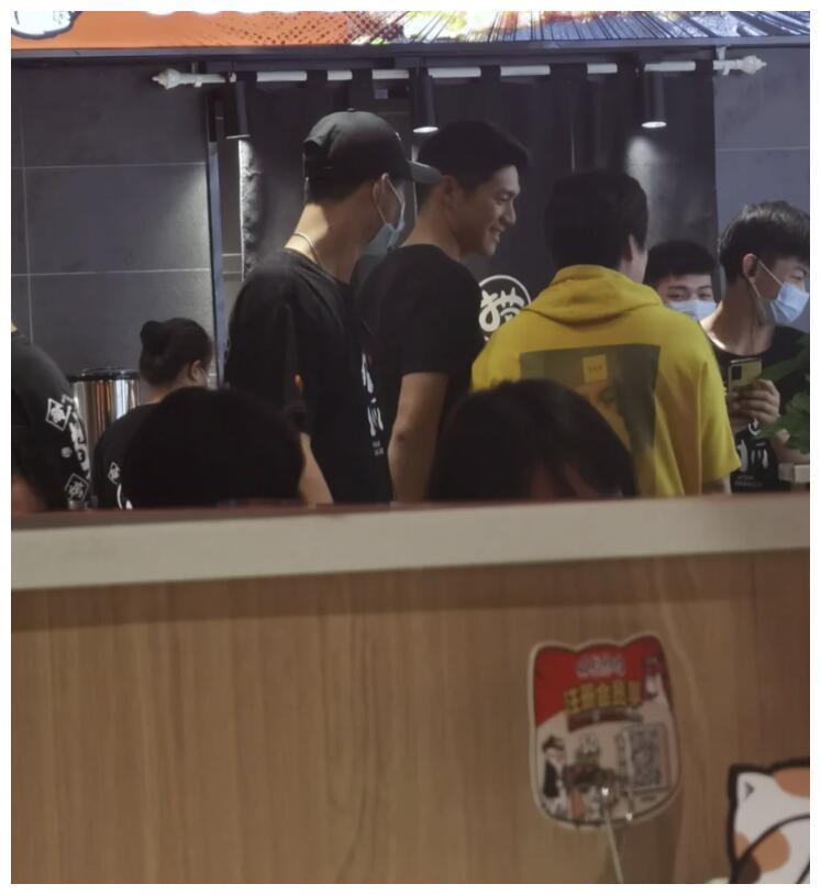 吴永恩巡店被偶遇,与美女合影手放身后不敢动,聊到王子文语气撒娇