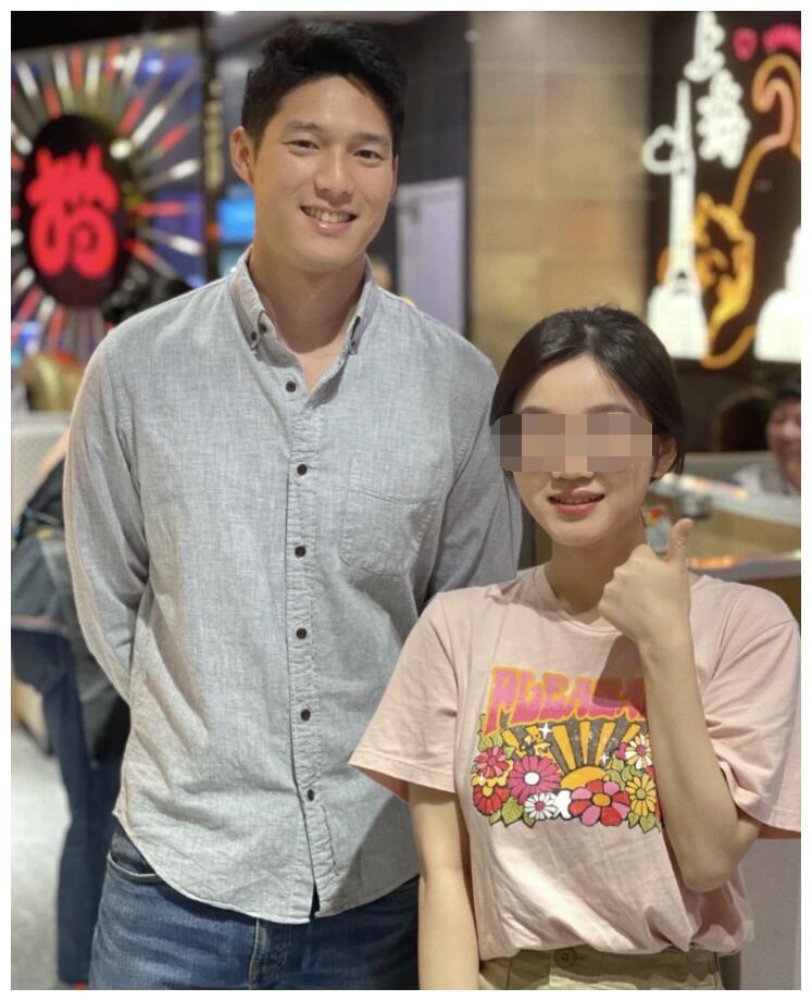 吴永恩巡店被偶遇,与美女合影手放身后不敢动,聊到王子文语气撒娇