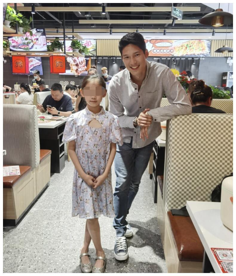 吴永恩巡店被偶遇,与美女合影手放身后不敢动,聊到王子文语气撒娇