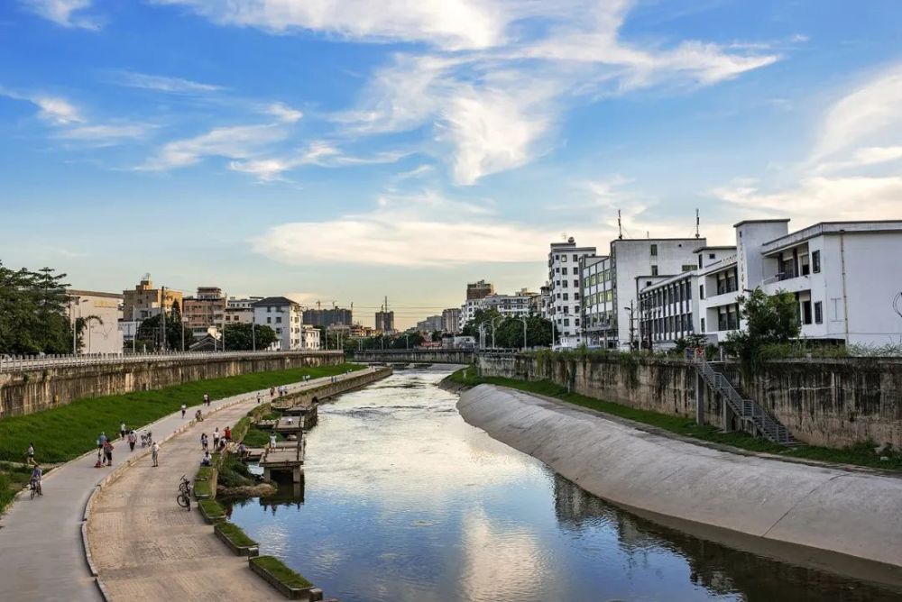 着草木灰经百年的风吹雨打依旧结实质朴呈现出具有年代感的灰色广培学