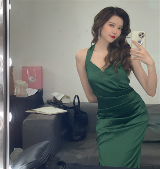 骆歆发休息室自拍,特地屈膝摆腰捂领口,粉丝直呼太"烧"了