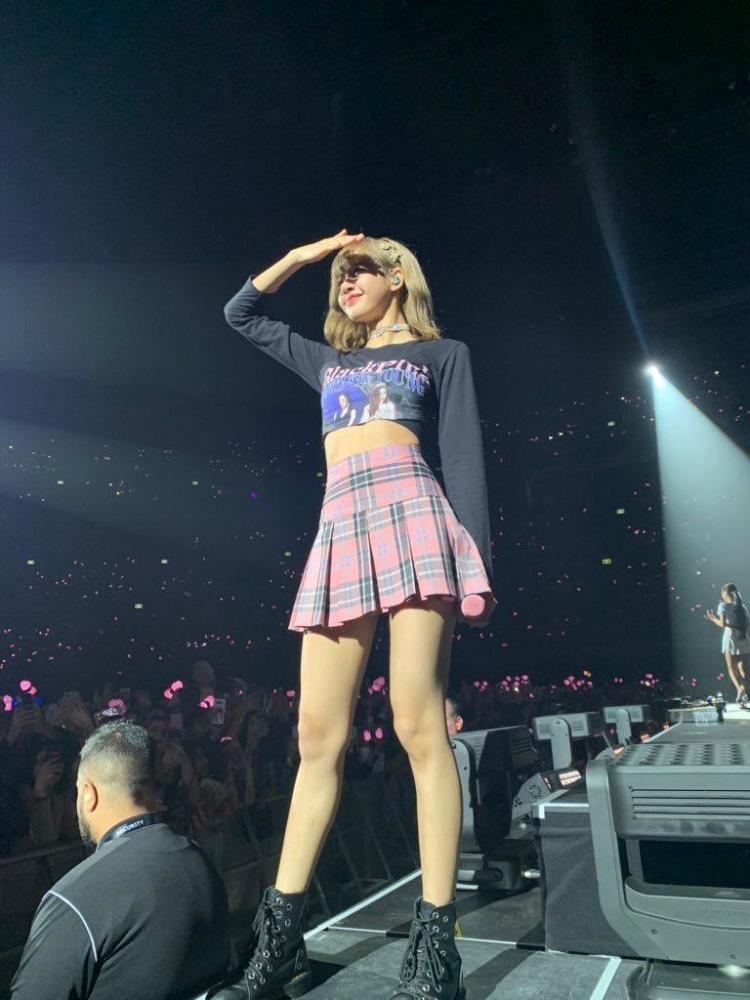 完美的腿型lisa的腿不是腿,塞纳河畔的春水!甜美治愈的笑容