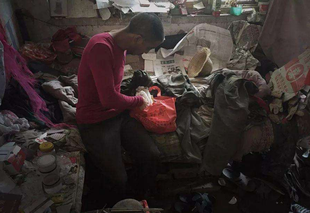 2007年山西黑砖窑案32名农民工成窑奴每天被迫工作20小时