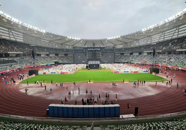 汪峰演唱会 我爱你中国 万人大合唱 观众流泪 章子怡神秘亮相 全网搜