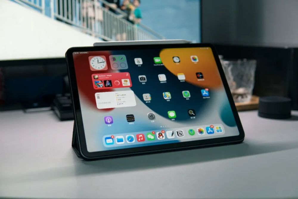 不同于 iphone 全面屏还留下了被许多人吐槽的「刘海,ipad 全面屏