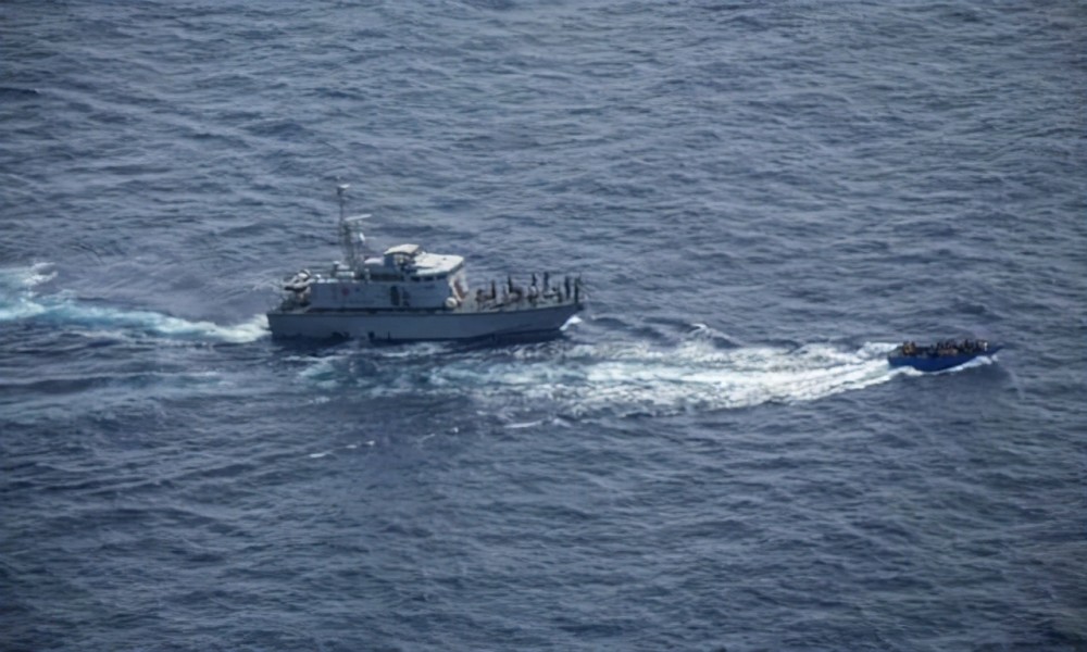 鸣枪后撞击,利比亚巡逻艇根本不是救援,而是在颠覆难民船!