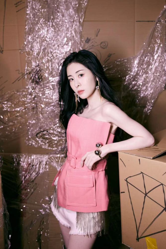 张碧晨穿粉色上衣白色短裤,少女感十足很可爱
