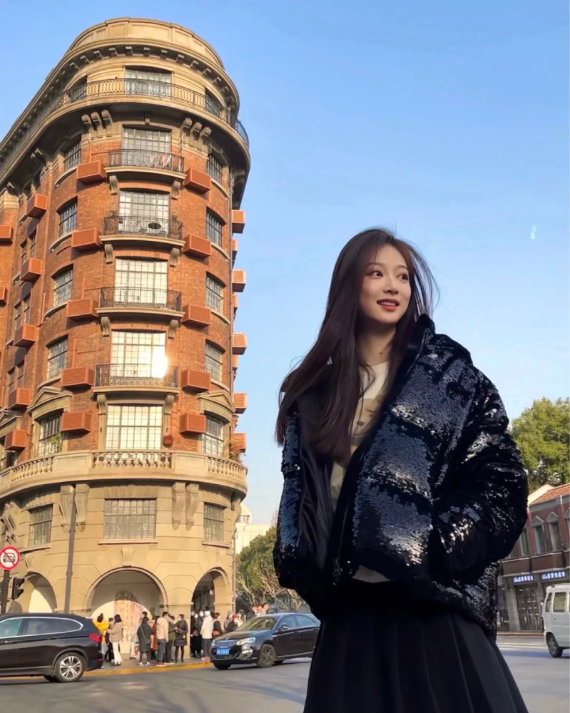 主持界的新秀冯琳的长相也符合央视审美网友希望她成为下一个董卿