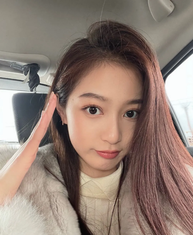 主持界的新秀冯琳的长相也符合央视审美网友希望她成为下一个董卿