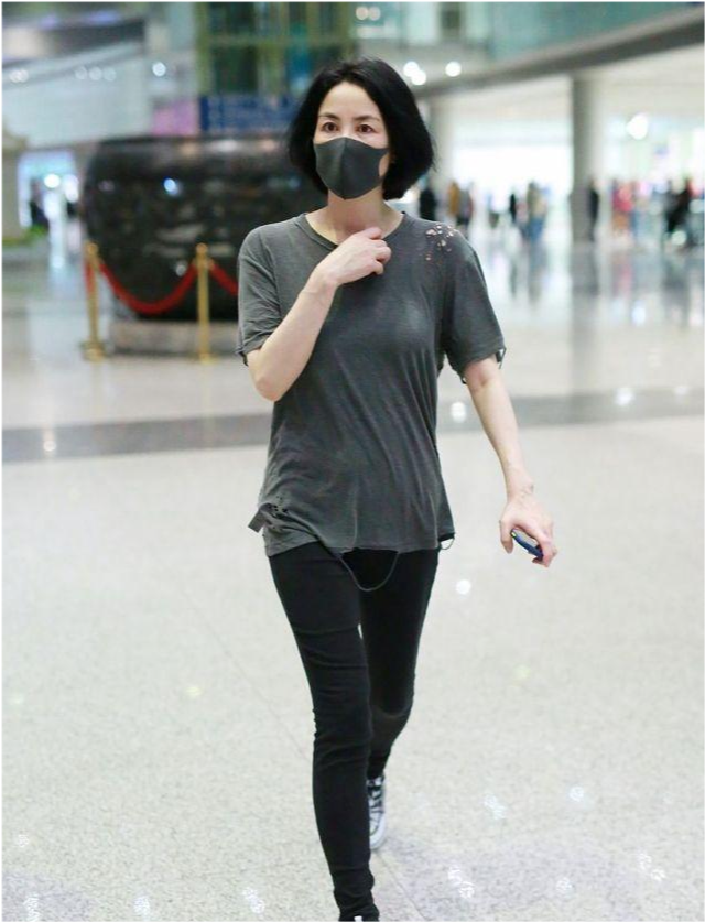 王菲现身机场.