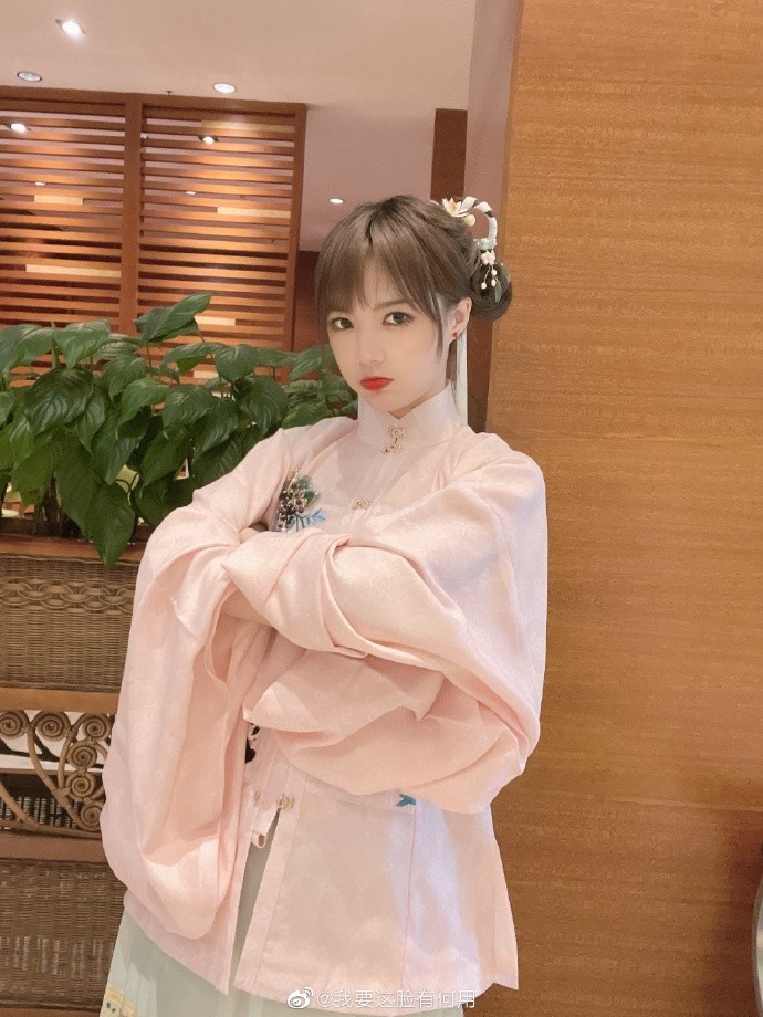 又翻车网红党妹博物馆前跳舞被群嘲王冰冰删除合作汉服视频