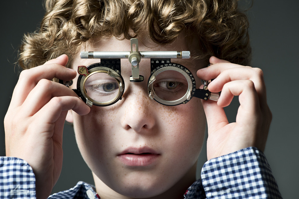 8岁小男孩近视500度父母着急医生提醒这是肝的问题