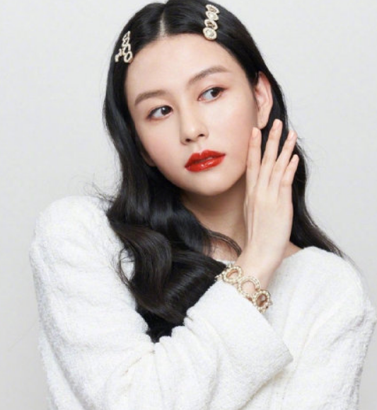 自从爷爷身体出现问题之后,沈月一直留在香港上网课