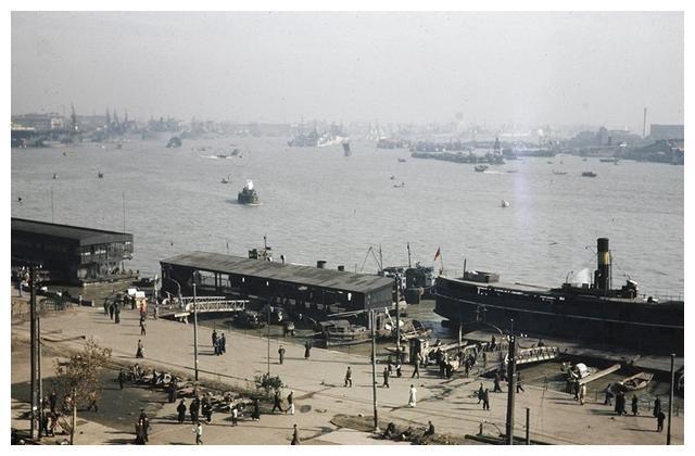 民国老照片:1945年彩色胶卷拍摄的上海风光,竟有两艘美国航母