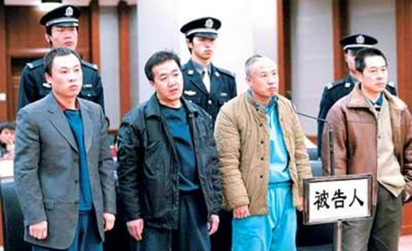 李小平入狱记前警察贪图钱财变身杀人恶魔