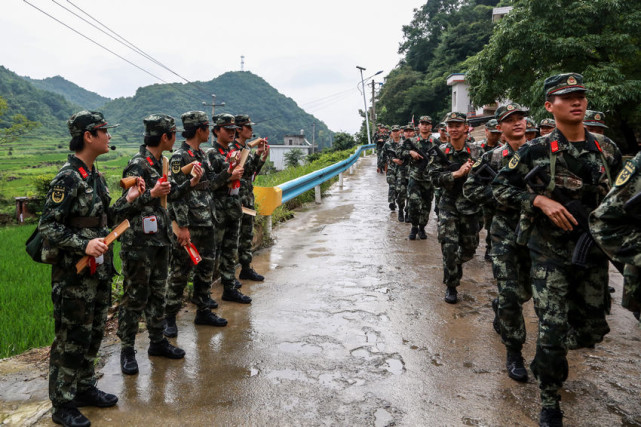 贵州武警首批春季入伍新兵首次野营拉练锤炼战力