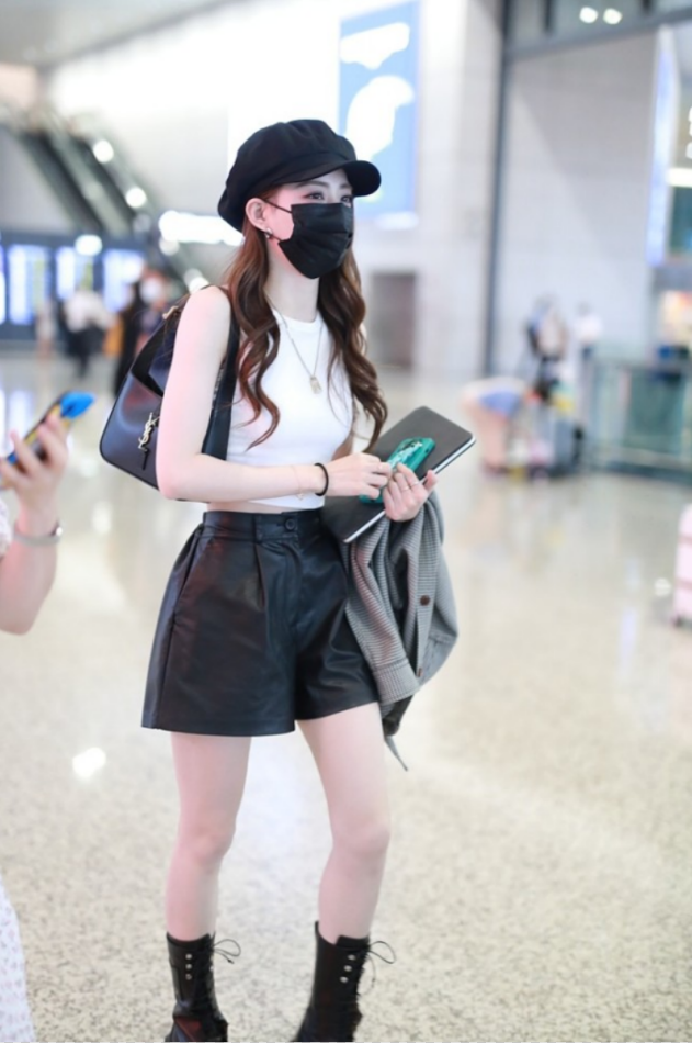 也是性感与清纯的碰撞,它不但可以显得身材玲珑曼妙,全身的曲线柔和