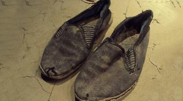 母亲改嫁只给儿子留一破鞋儿子嫌臭烧了烧完瞥见地上蒙了