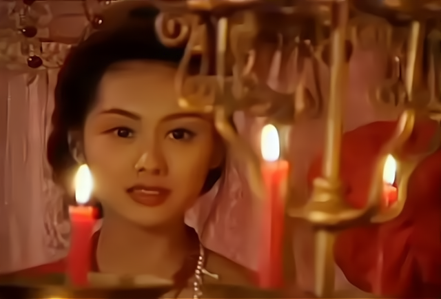 和《新少林寺》中,惊为天人的浩泰公主之外,朱茵在90年代的古装扮相并