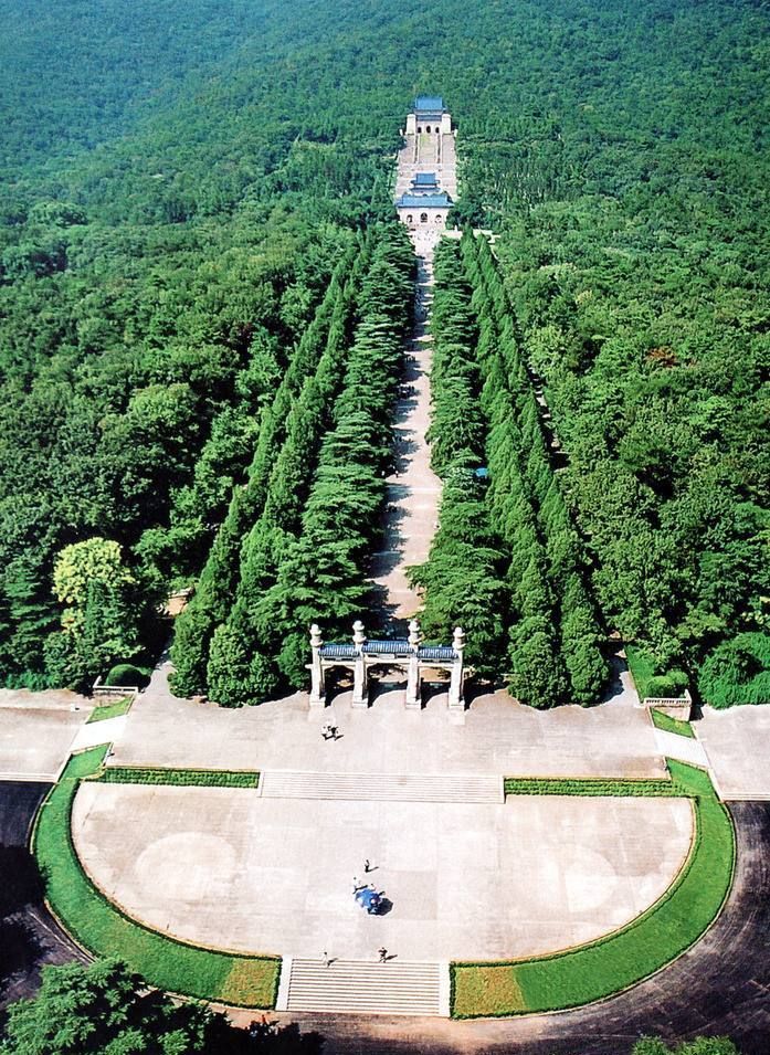 中山陵前临平川,背拥青嶂,东毗灵谷寺,西邻明孝陵,整个建筑群依山势而