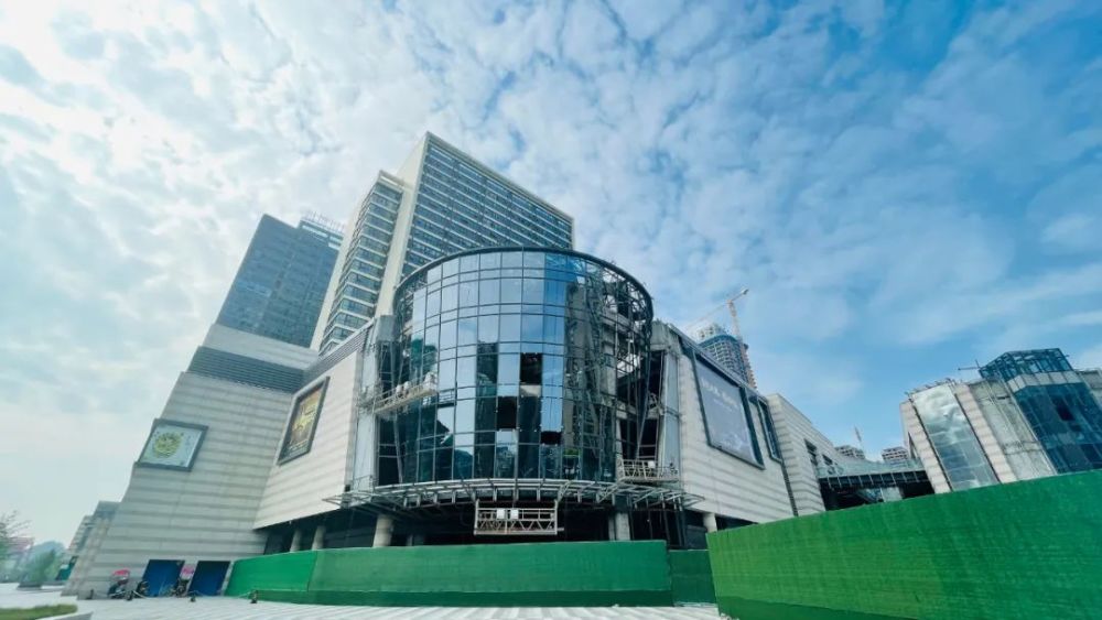 我们可以看到,目前绿地熙悦广场主体建筑已完工,正在进行内部的装修