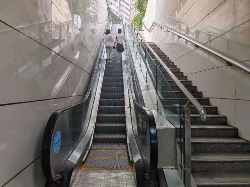 我为群众办实事黔灵山公园门口地下通道自动扶梯正式投入使用