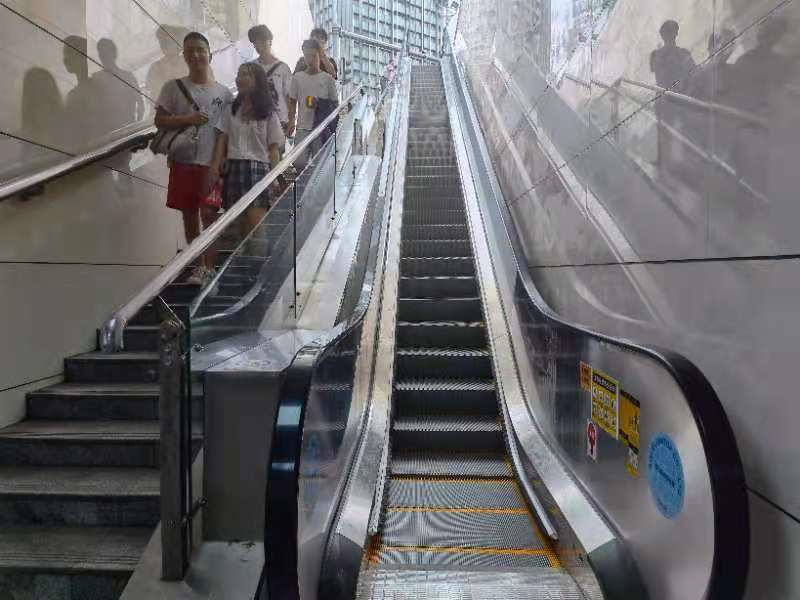 我为群众办实事黔灵山公园门口地下通道自动扶梯正式投入使用