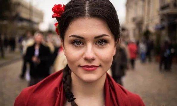 西班牙人称他们为弗拉明戈人,俄罗斯人叫他们茨冈人,希腊人叫他们阿金