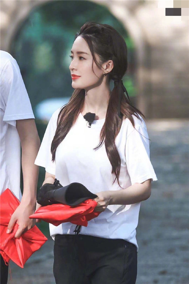 李沁最新路透曝光双马尾运动风超有活力少女感十足