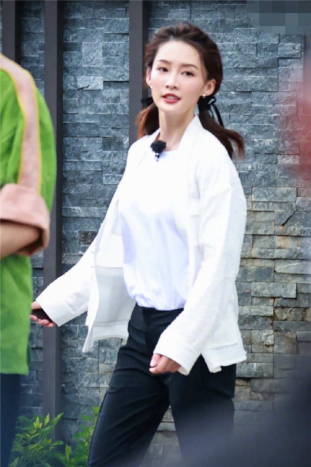 李沁最新路透曝光双马尾运动风超有活力少女感十足