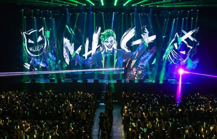 全程采用视觉全透视效果,以最燃炸的舞台呈现开启一场悬疑朋克finding