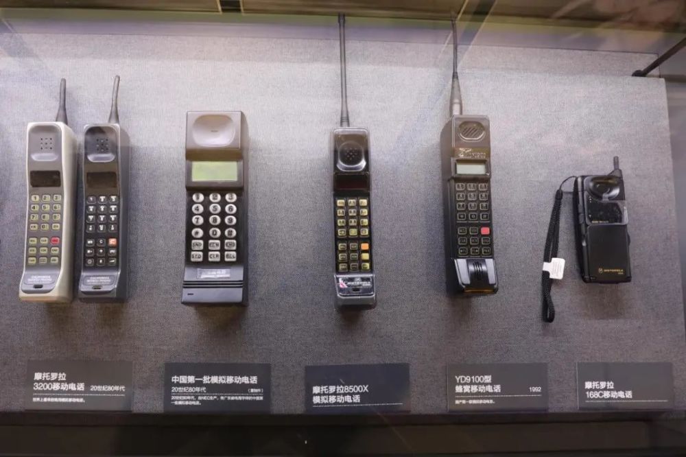 2000年5月,世界无线电大会正式批准了第三代移动电话标准建议书