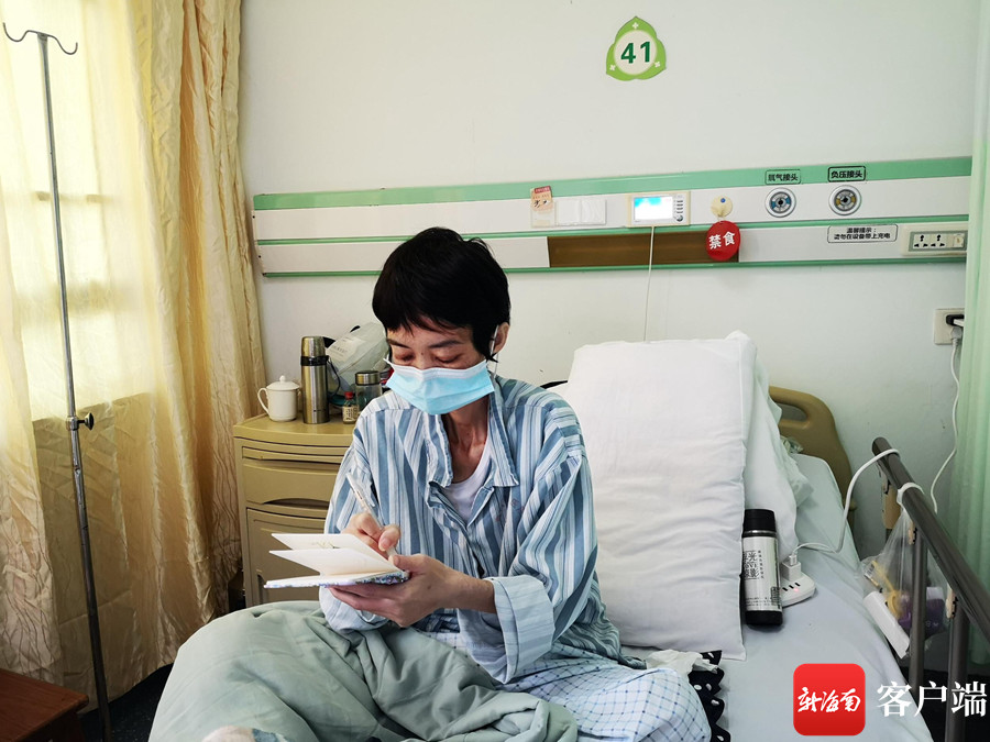 王丽丹现在有些手抖,但她仍坚持画画.