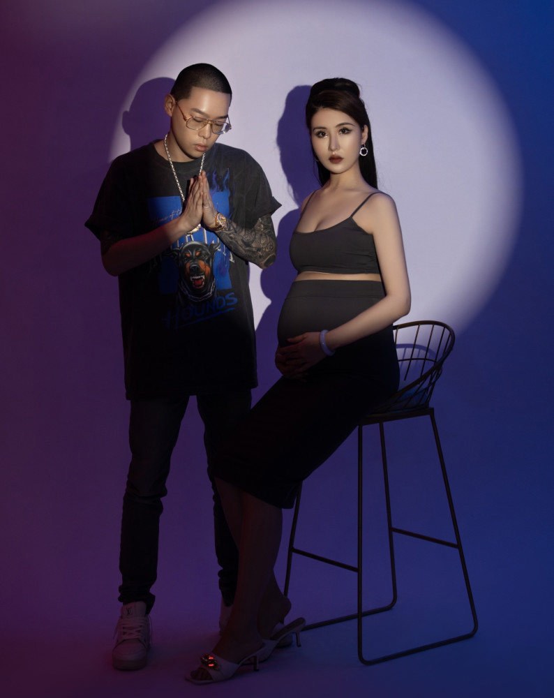 说唱歌手弹壳夫妇官宣怀二胎晒恩爱合影老婆孕肚抢镜