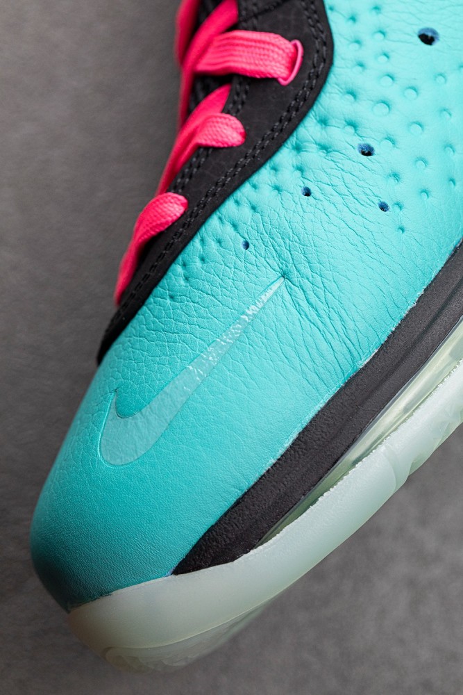 梦幻詹姆斯18代"南海岸"篮球鞋,最具知名度的配色之一,让人想到迈阿密