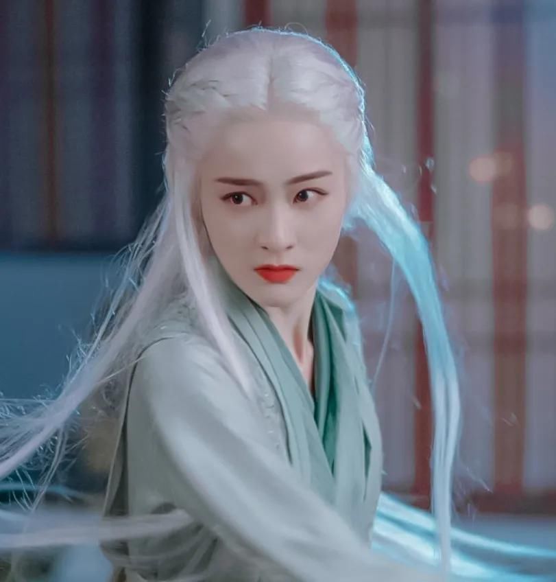 白发飘飘,一点都不显得老气,反而衬托的人英气十足,冷艳霸气,让人眼前