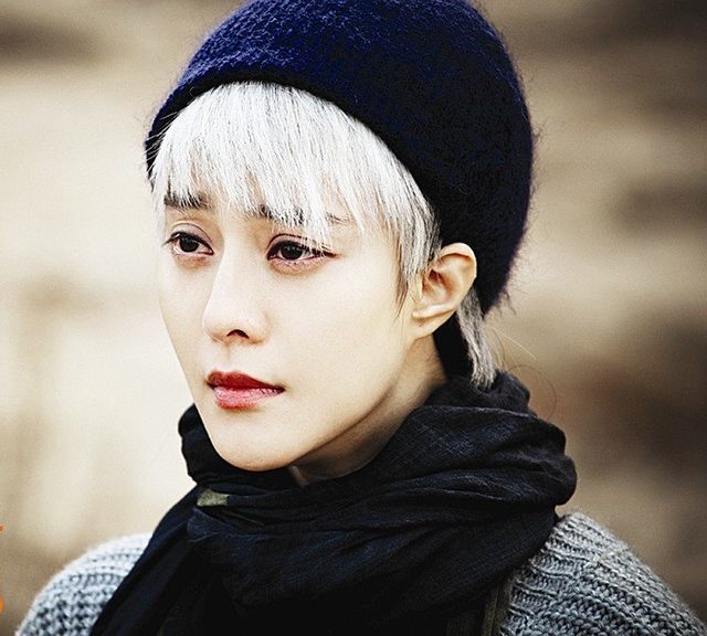 白发飘飘,带着银色发箍,太科幻了,和游戏里面的人物价值一模一样,唯美