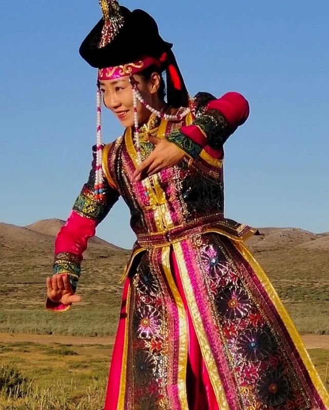 王蕾苏尼特右旗乌兰牧骑队员王蕾:"在今后的工作中我把自己与农牧民